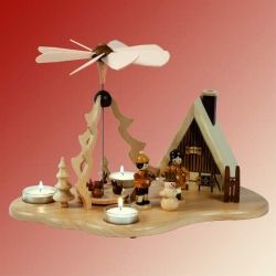 Pyramide mit R�ucherhaus und Winterkindern