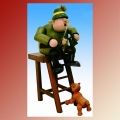 R�uchermann J�ger auf Hochsitz