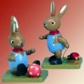 Zwei Hasenkinder mit Ball und K�fer